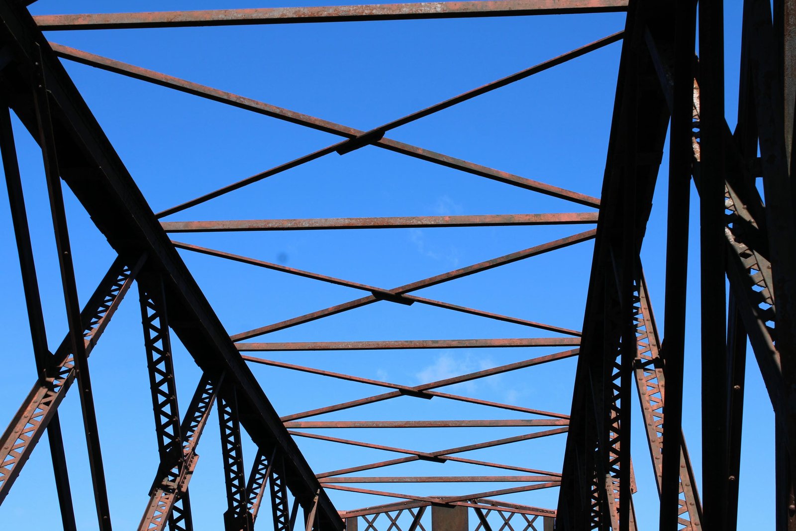 Upper lateral bracing and sway bracing